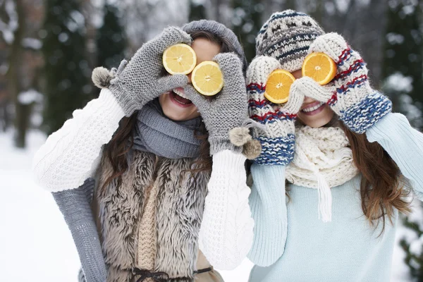 Смешные девушки с натуральными апельсинами — стоковое фото