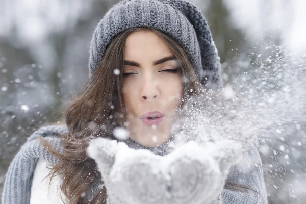 Vrouw enjoing winter — Stockfoto