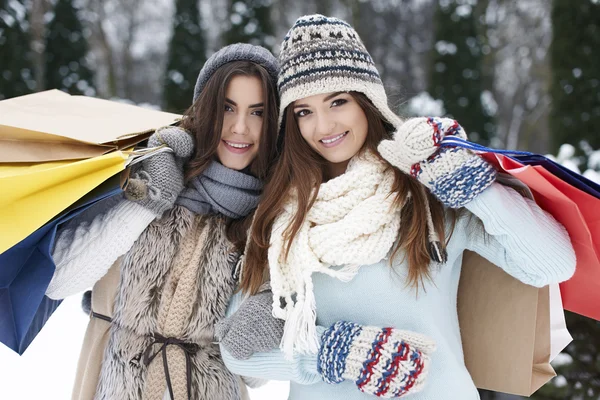 Vrouwen bij de winter verkoop — Stockfoto
