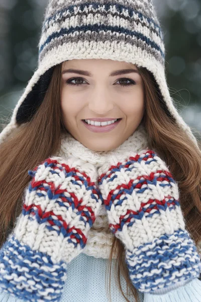 Kobieta w zimowych ubraniach — Zdjęcie stockowe