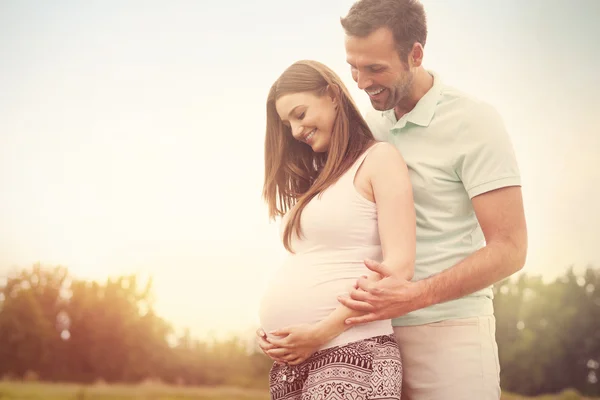 Těhotná žena s manželem — Stock fotografie