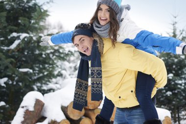 Genç çift eğlenmek