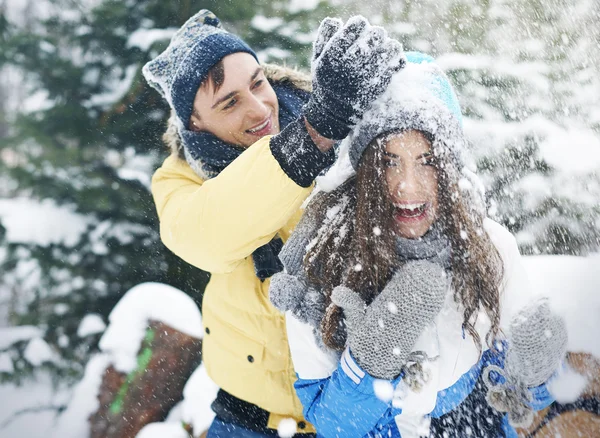 Pareja joven divertirse — Foto de Stock