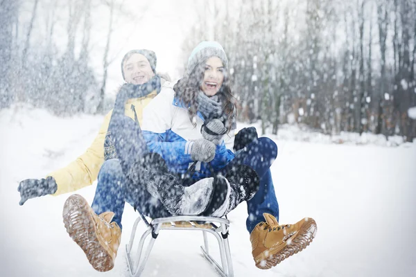 Jeune couple avoir du plaisir — Photo