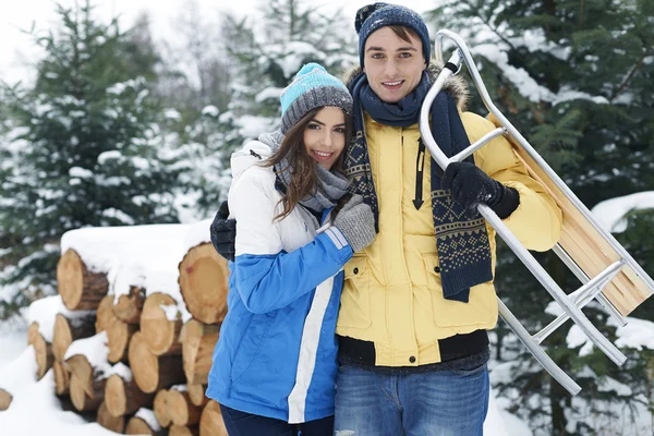 Liefdevol koppel in de winter — Stockfoto