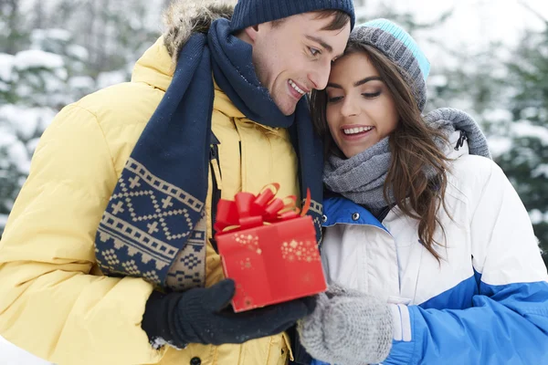 Compartir regalos en Navidad — Foto de Stock