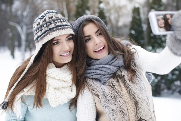 Bästa vänner med selfie — Stockfoto