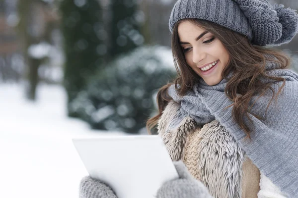 Femme utilisant une tablette numérique — Photo