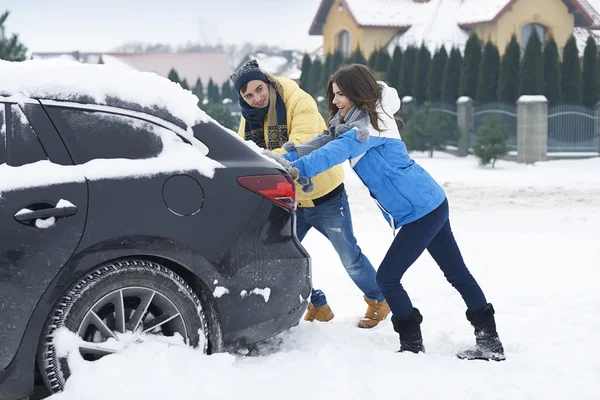 Young couple get the car Stuck — Stock Photo, Image