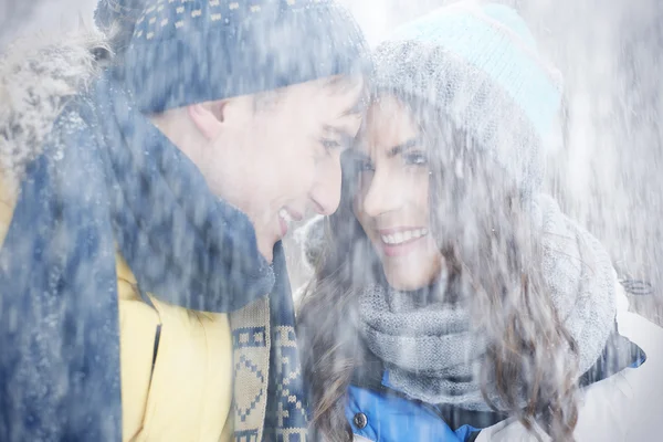 Pareja cariñosa en invierno — Foto de Stock