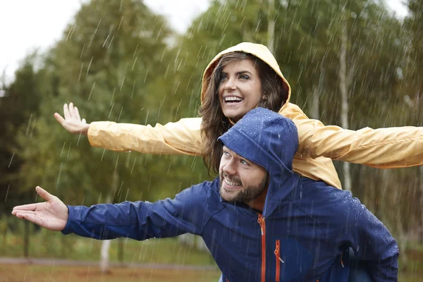 Casal amoroso na chuva — Fotografia de Stock