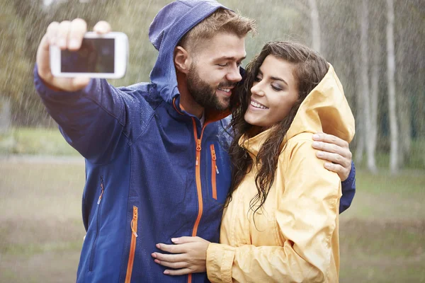 Coppia facendo selfie — Foto Stock