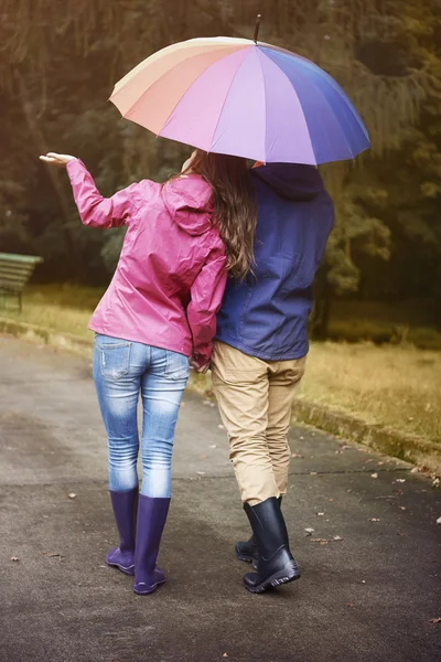 Любящая пара с зонтиком — стоковое фото