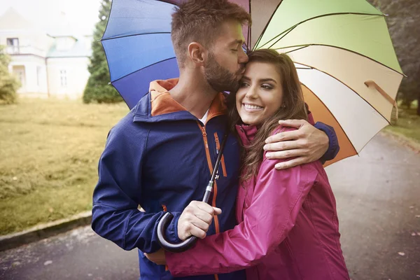 Любляча пара з парасолькою — стокове фото