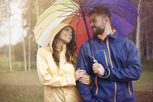 Liebespaar mit Regenschirm — Stockfoto