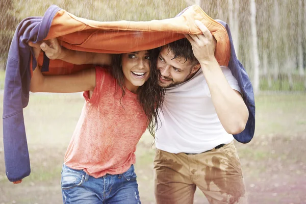 Loving couple in rain — Stock Photo, Image