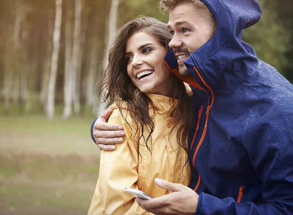 Paar im Wald — Stockfoto