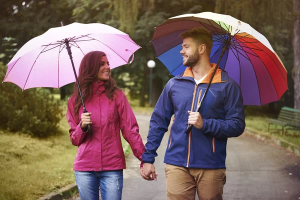 Pareja cariñosa con paraguas — Foto de Stock