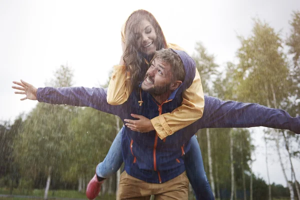 Jugando bajo la lluvia como un niño — Foto de Stock