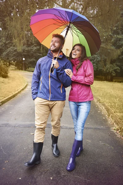 Casal amoroso com guarda-chuva — Fotografia de Stock