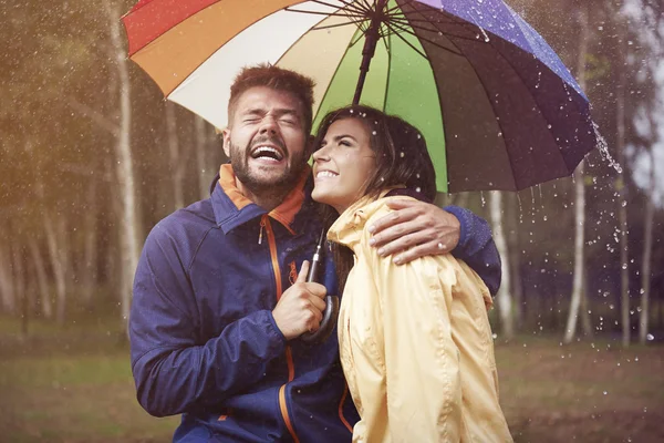 Liebespaar mit Regenschirm — Stockfoto