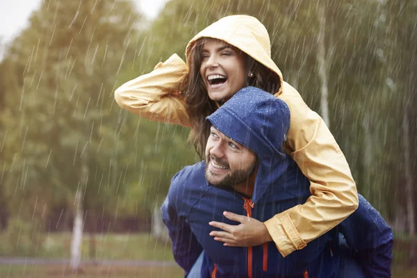 Loving couple in rain — Stock Photo, Image