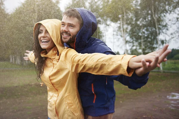 Casal amoroso na chuva — Fotografia de Stock