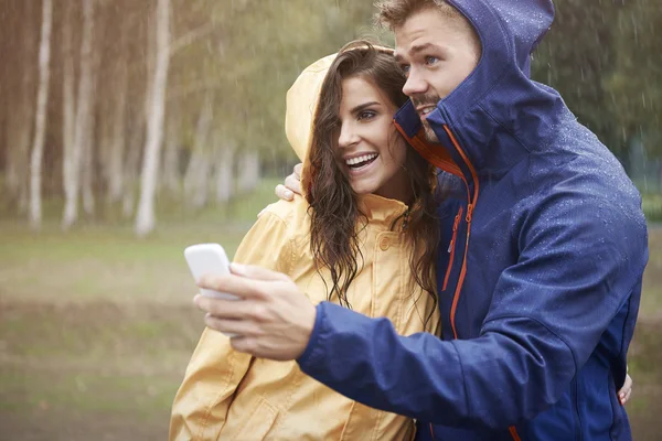 Paar sucht Wettervorhersage — Stockfoto
