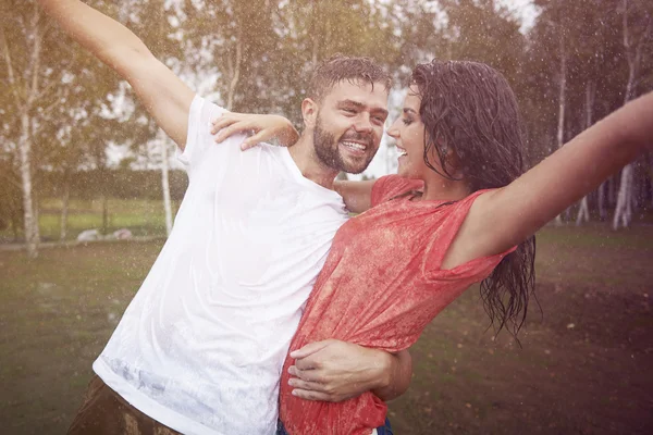 Pareja cariñosa bajo la lluvia — Foto de Stock