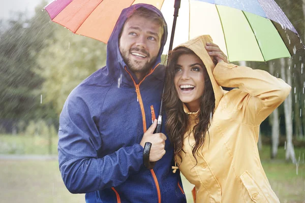 Любящая пара с зонтиком — стоковое фото