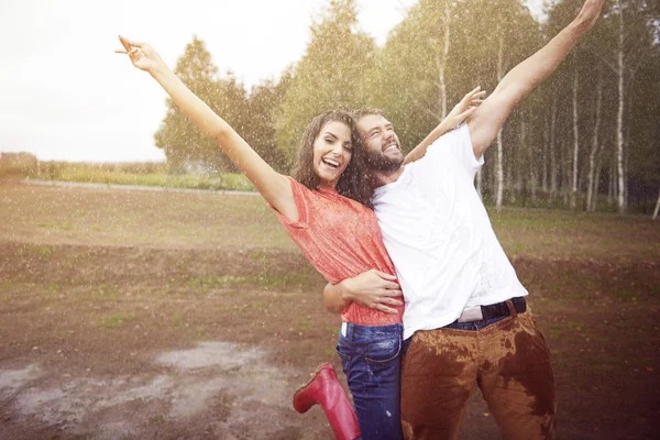 Casal amoroso na chuva — Fotografia de Stock