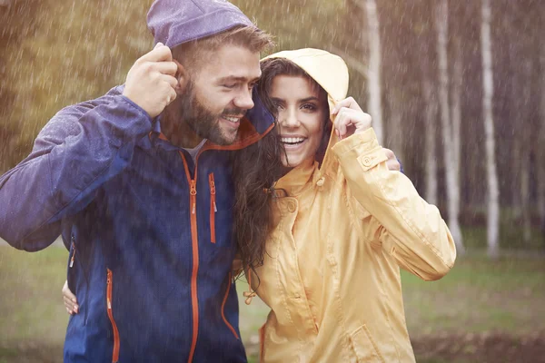 Loving couple in rain — Stock Photo, Image