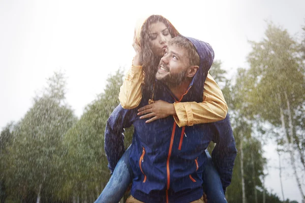 Pareja cariñosa bajo la lluvia —  Fotos de Stock