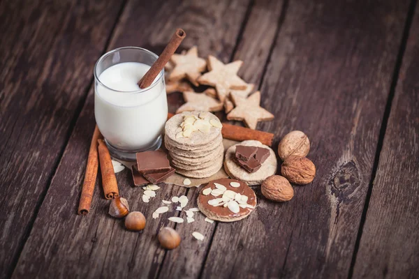 Galletas y leche para Santa Claus —  Fotos de Stock