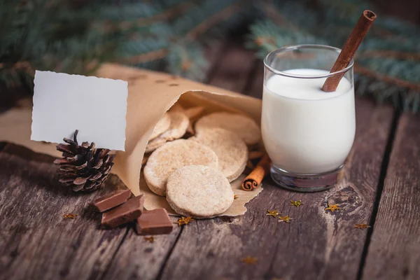 Plätzchen und Milch für den Weihnachtsmann — Stockfoto
