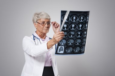 Kadın kıdemli doktor