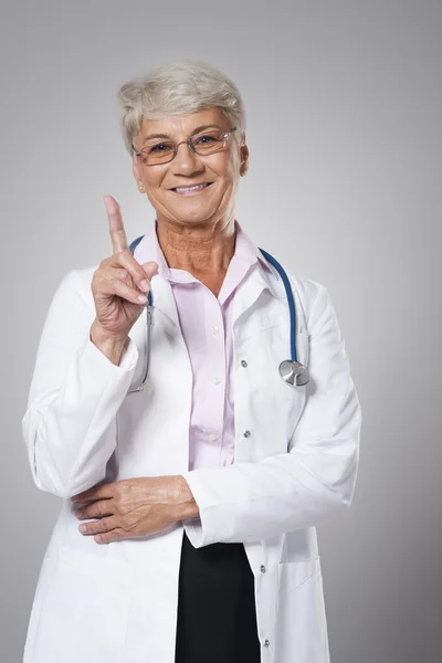 Vrouwelijke senior arts — Stockfoto