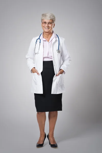 Médico senior femenino — Foto de Stock