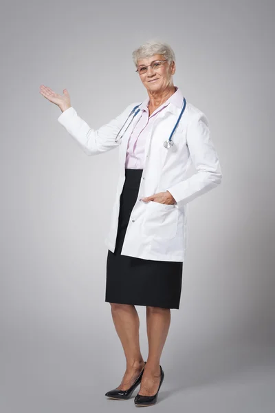 Médico senior femenino — Foto de Stock