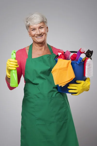 Vrouw met reinigingsapparatuur — Stockfoto