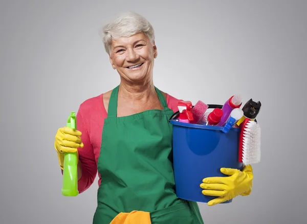 Жінка з прибиральним обладнанням — стокове фото