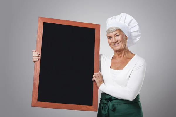 经验丰富的女厨师与黑板 — 图库照片