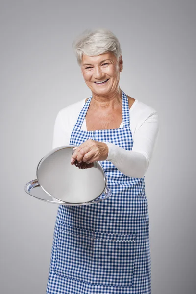 Schattig grootmoeder dragen schort — Stockfoto