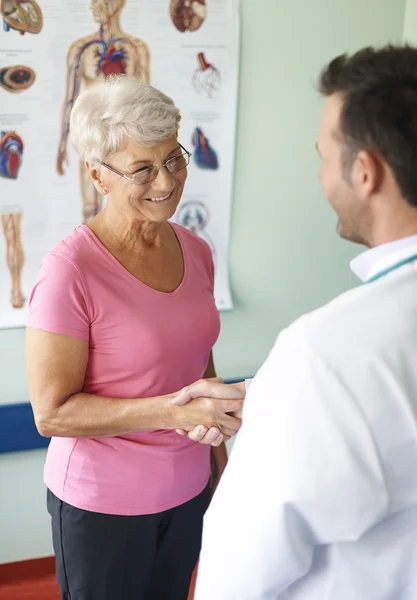 Reife Frau besucht Arzt — Stockfoto