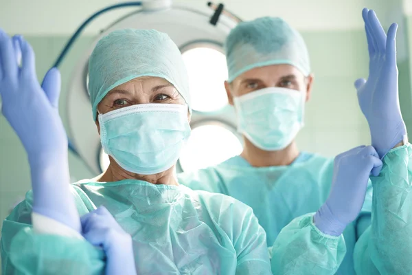 Doktorlar cerrahi işlem için hazır — Stok fotoğraf