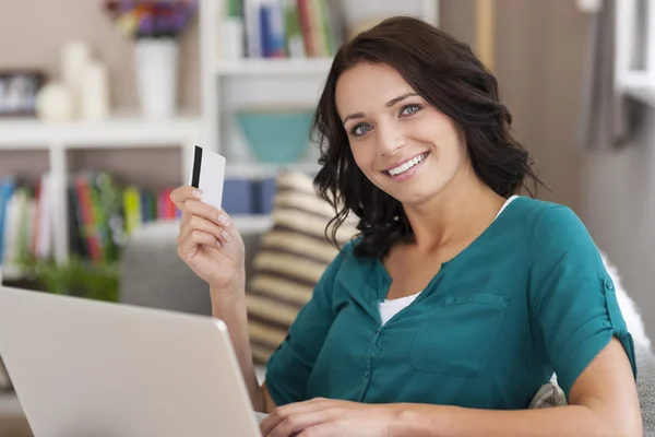 Frau benutzt Laptop — Stockfoto