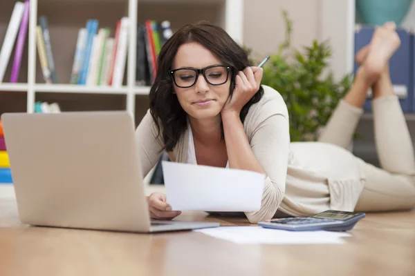 Mujer trabaja en casa — Foto de Stock