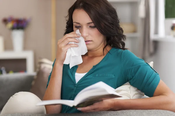 Emotionele vrouw lezing boek — Stockfoto