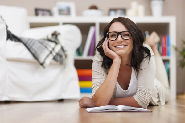 Vrouw met boek — Stockfoto