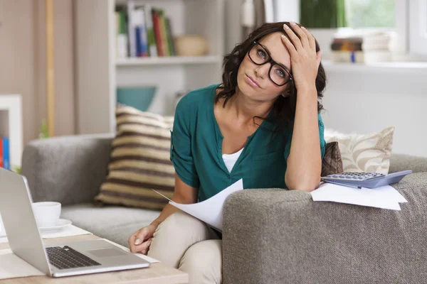 Kobieta w okularach za pomocą laptopa — Zdjęcie stockowe